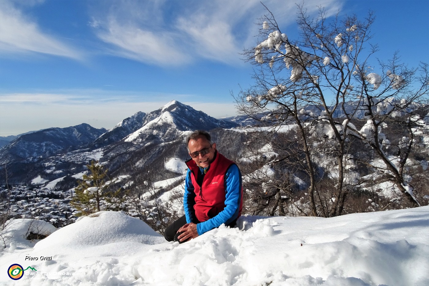 02 Neve sotto e sopra salendo da Valpiana alla croce del Monte Castello.JPG